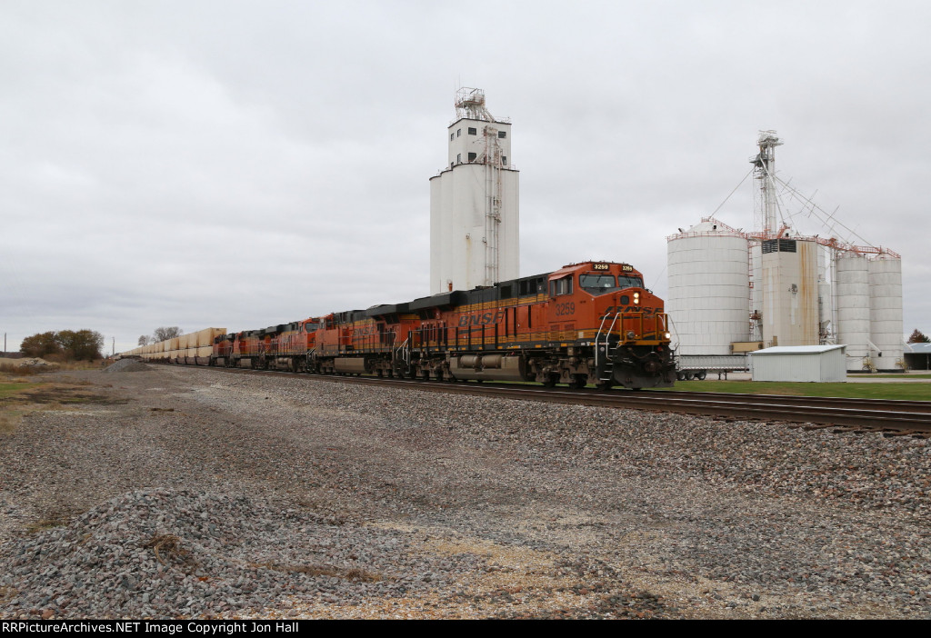 BNSF 3259 races east under the Smithshire prairie skyscrapers leading Z-LACNYC9